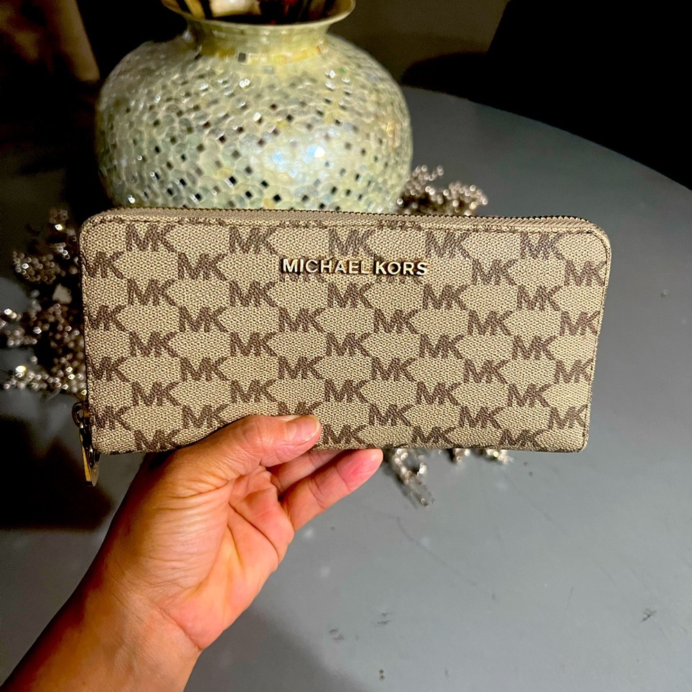 Michael Kors wallet in good condition